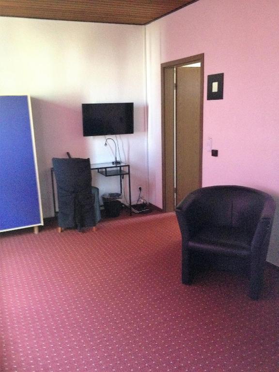 TV a/nebo společenská místnost v ubytování Hotel Saarland Lebach