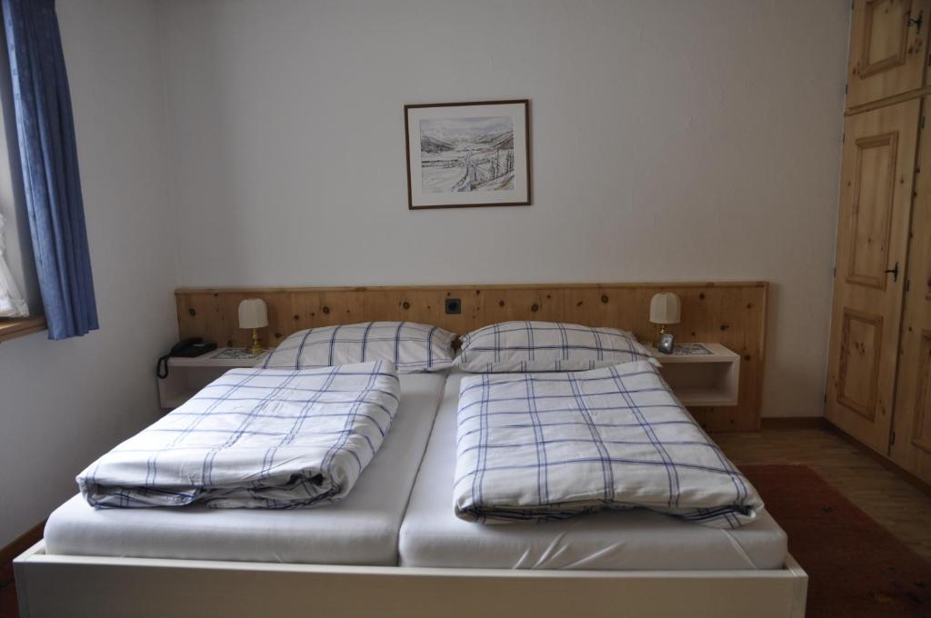 Postel nebo postele na pokoji v ubytování Chesa Viletta