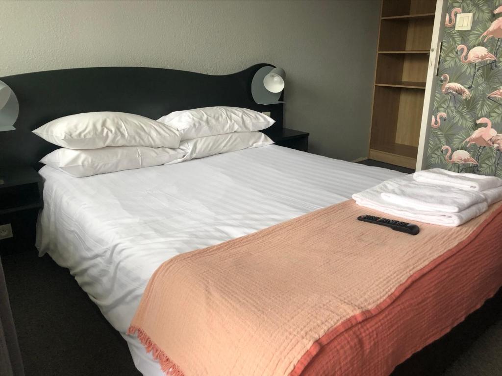 Postel nebo postele na pokoji v ubytování Hôtel Heod - Binic - Saint-Quay-Portrieux