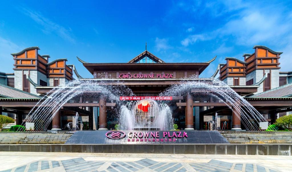 a fountain in front of the entrance to the gaming plaza at Neodalle Zhangjiajie Wulingyuan in Zhangjiajie