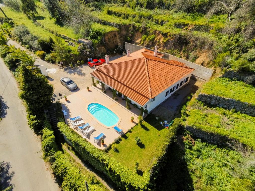 una vista aérea de una casa con piscina en Vivenda Cinco Palmeiras - Na serra de Monchique en Monchique