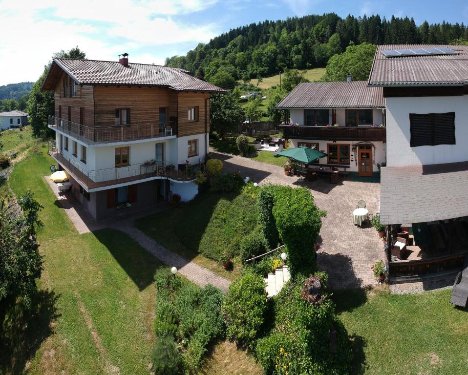 una vista aérea de una casa y un edificio en Urlaubsbauernhof Wabnig en Moosburg