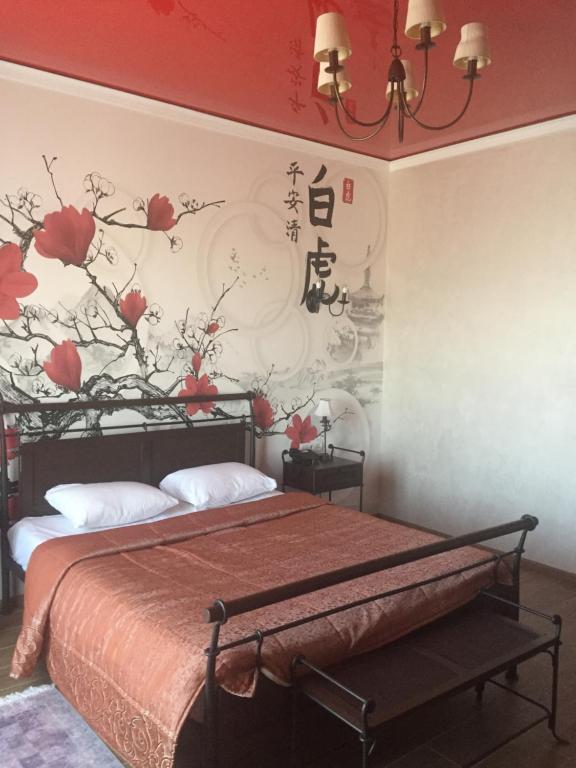 1 dormitorio con 1 cama con un mural de flores en la pared en Готель Ангел на Великій Кільцевій, en Kiev