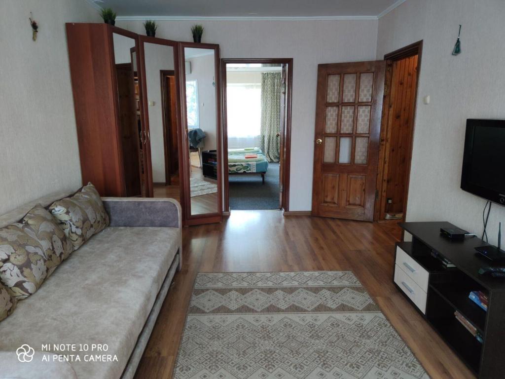 sala de estar con sofá y TV en Apartment Karamzina 43 en Novorossiysk