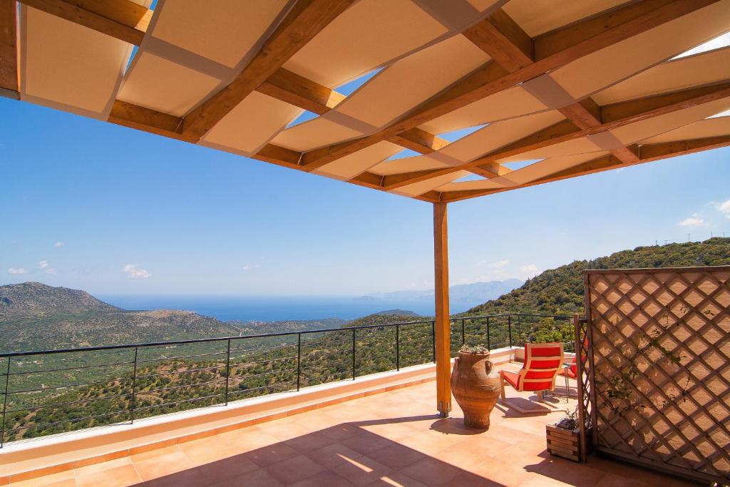 a balcony with a view of the ocean at Villa Dio Petres in Kroústas