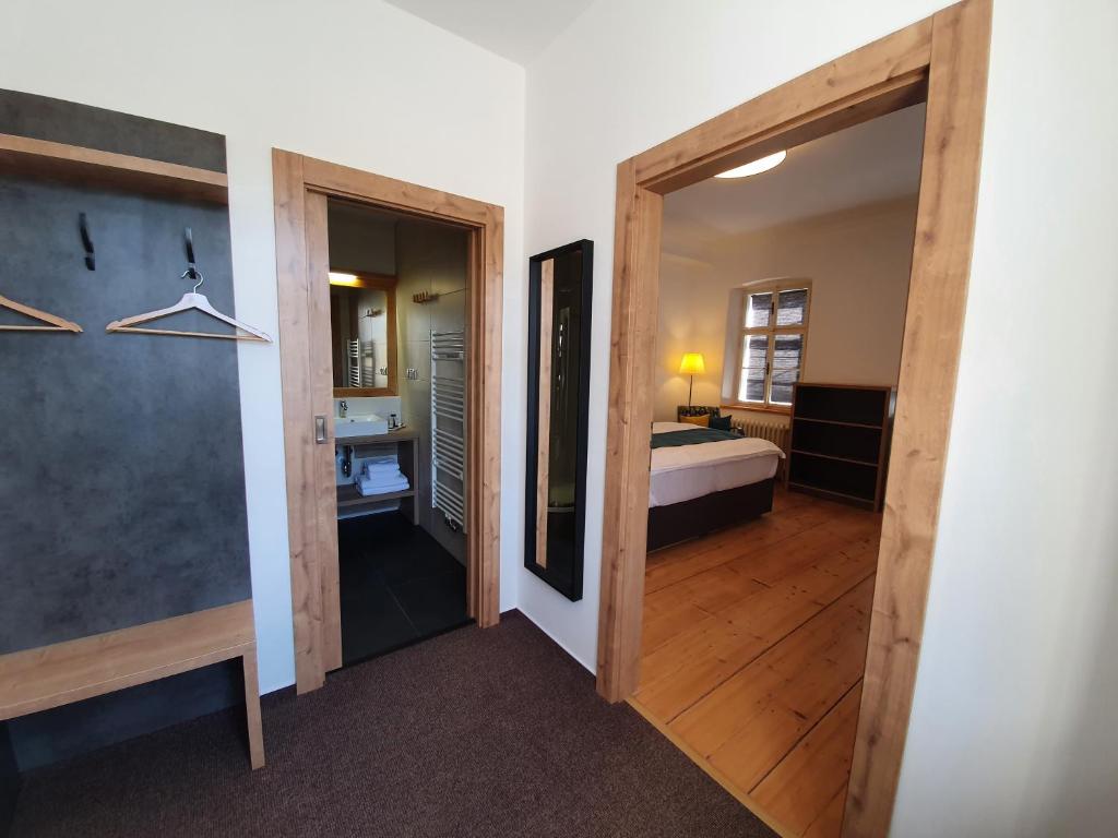 a hallway with a door leading to a bedroom at Hotel KORTUS in Jetřichovice