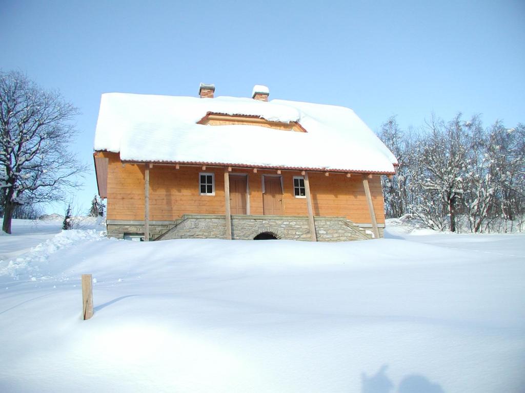 un granero cubierto de nieve en un campo en Chata u lesa en Výprachtice