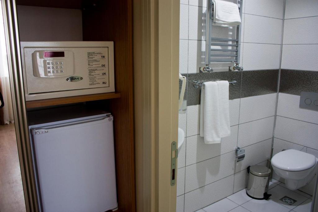 イスタンブールにあるイスタンブール セントラル ホテルの小さなバスルーム(トイレ、電子レンジ付)