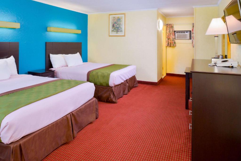 Postel nebo postele na pokoji v ubytování Rodeway Inn Orleans - Cape Cod