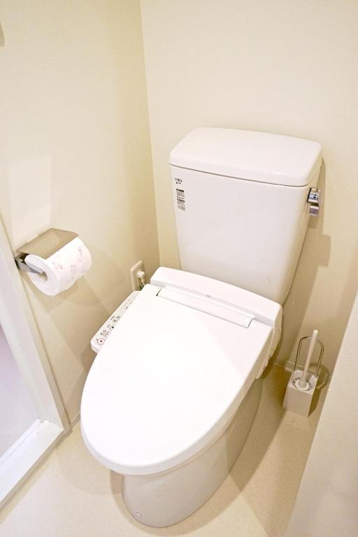 東京にあるジェファリー　スカイツリーレジデンス東京のバスルーム(白いトイレ、トイレットペーパー付)