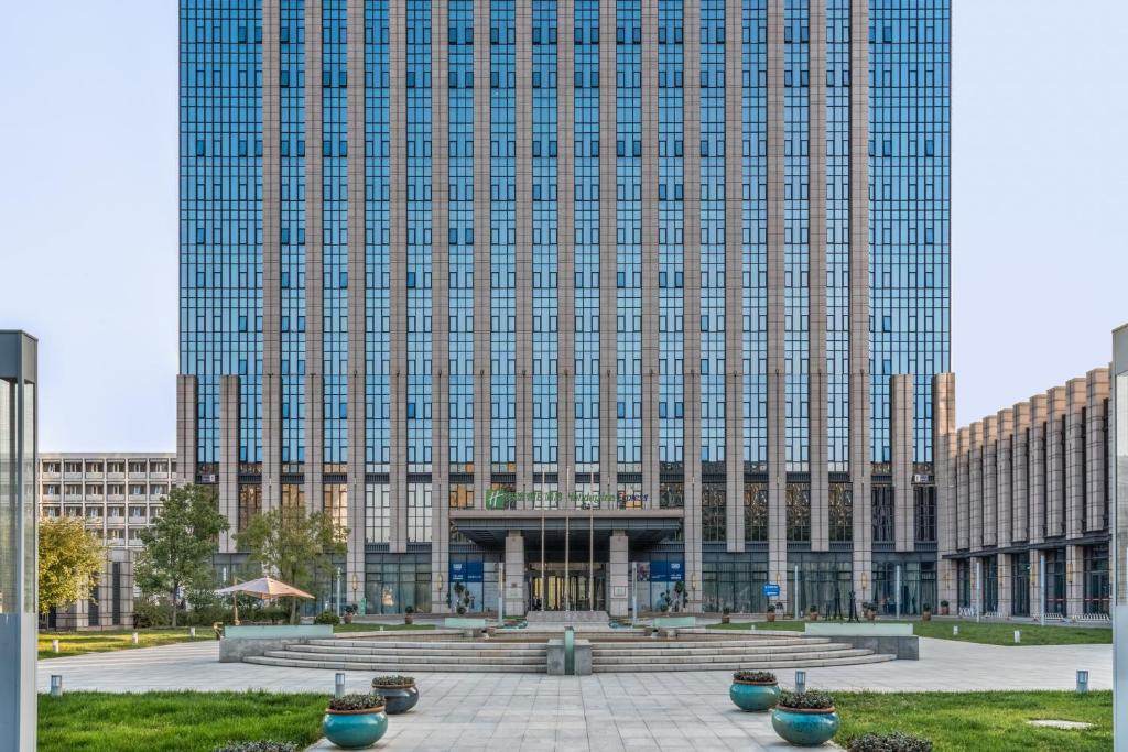 un gran edificio con un patio delante de él en Holiday Inn Express Beijing Yizhuang, an IHG Hotel, en Daxing