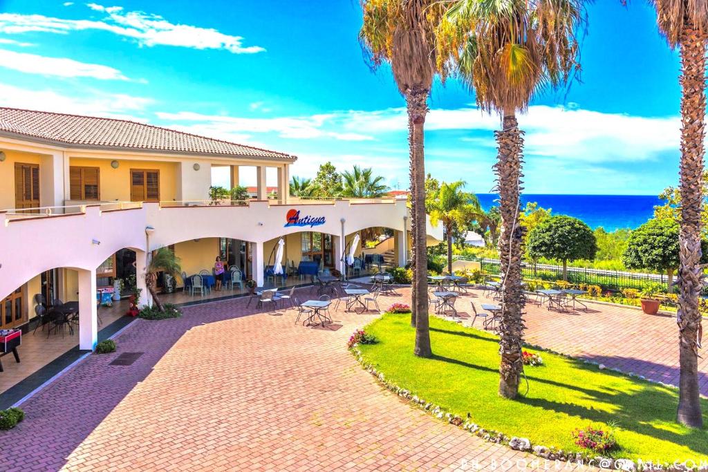 a resort with palm trees and the ocean in the background at Residence Antigua in Bonifati