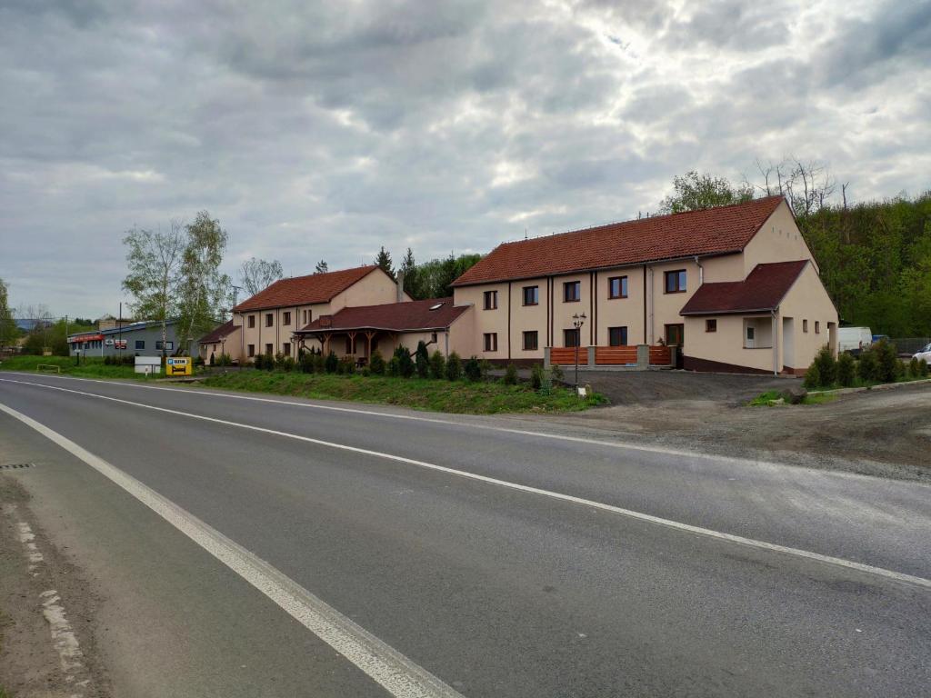 eine Reihe von Häusern am Straßenrand in der Unterkunft Penzion Úžín in Ústí nad Labem