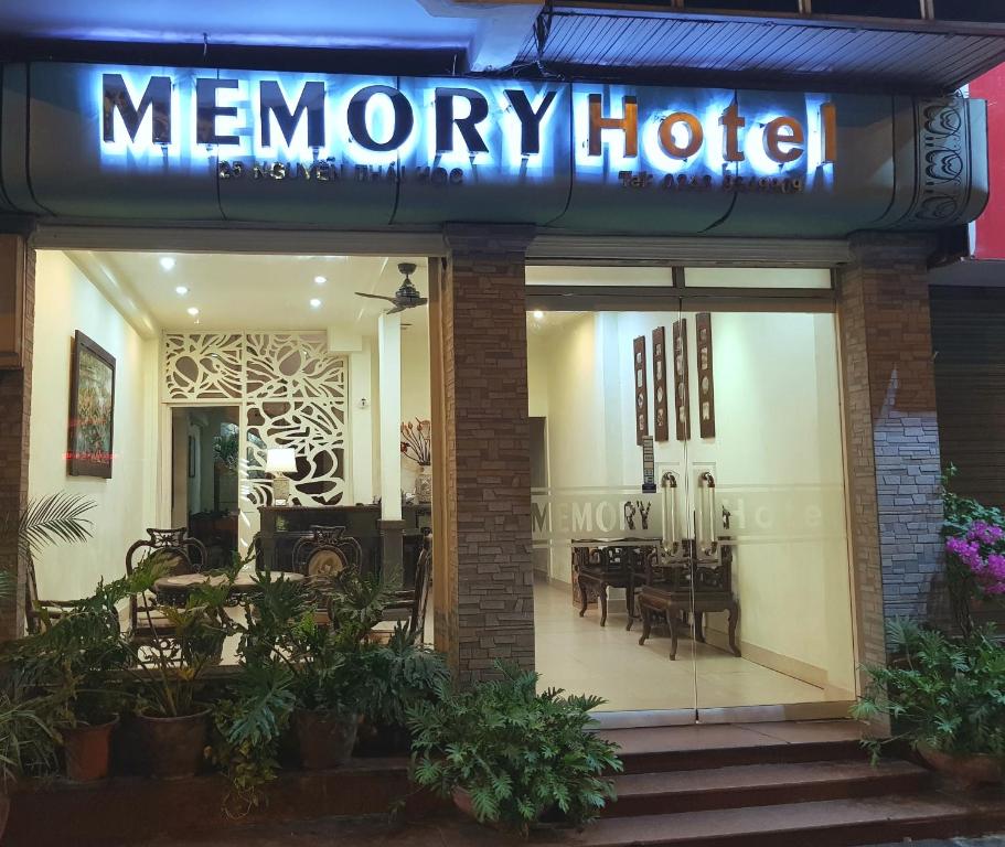 un hotel de memoria con un letrero de neón delante de él en Memory Hotel, en Hanói