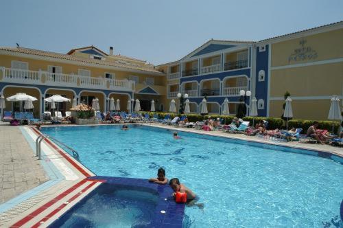 Bazén v ubytování Hotel Petros nebo v jeho okolí