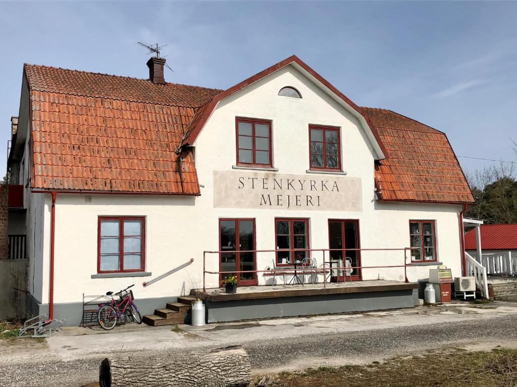 un edificio blanco con un letrero que lee el medidor de esterkka en Mejeriet Stenkyrka en Tingstäde