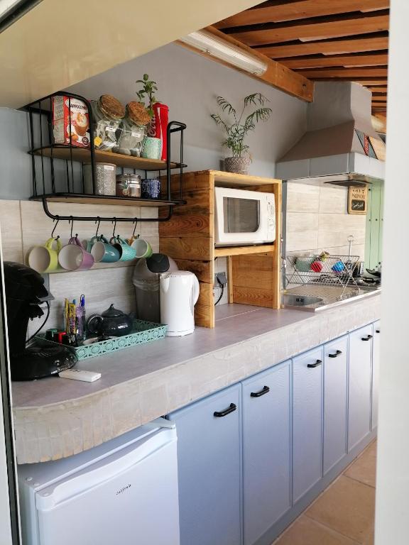 Kuchyň nebo kuchyňský kout v ubytování Chambre double "le pêcher" saillans