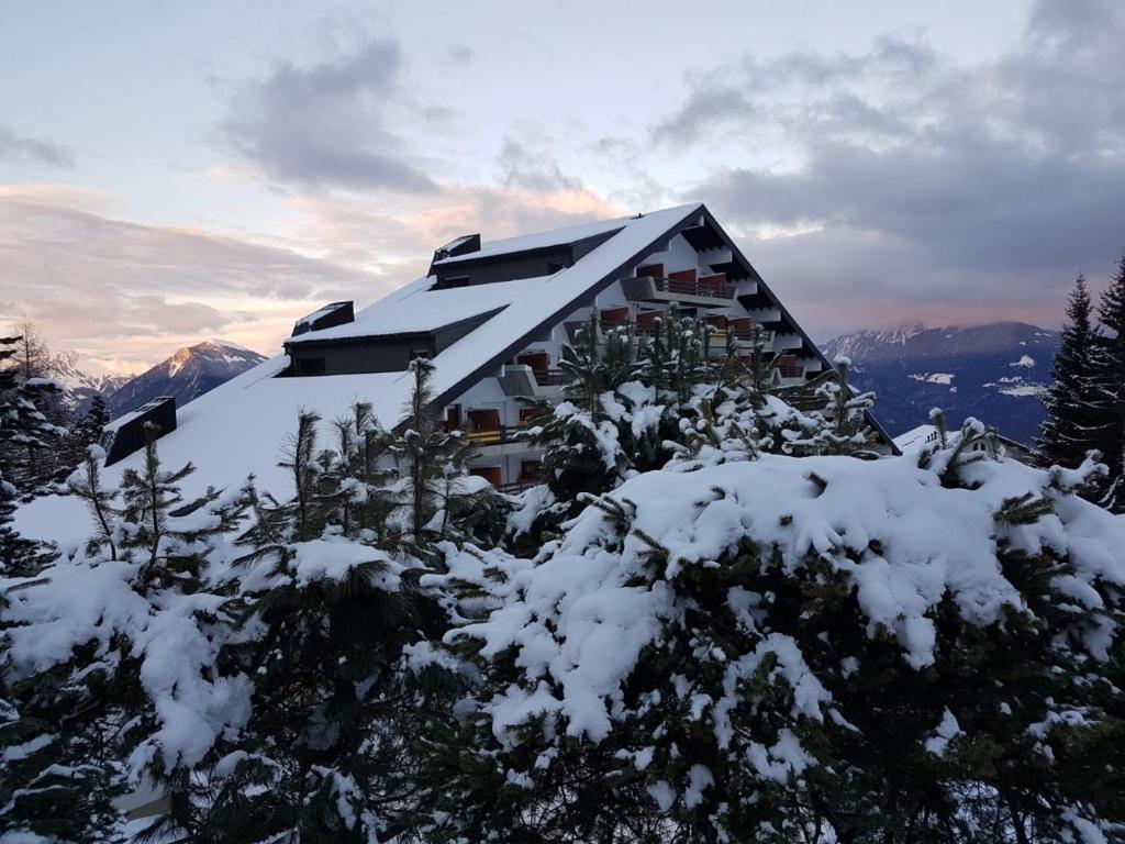 een gebouw bovenop een met sneeuw bedekte berg bij Appartement Torgon in Vionnaz