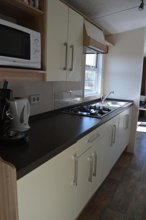Kuchyň nebo kuchyňský kout v ubytování Vakantie Chalet Makkum