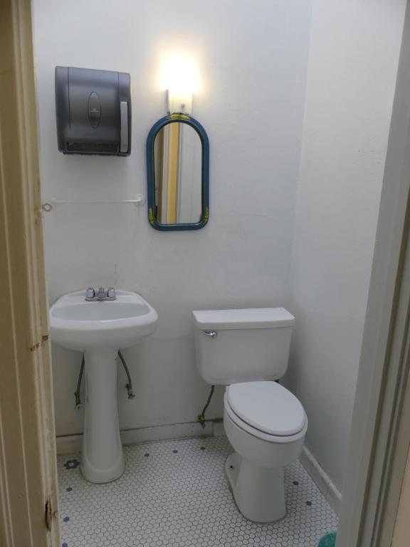 Hotel del Flores - Two Twins With Shared Bathroom
