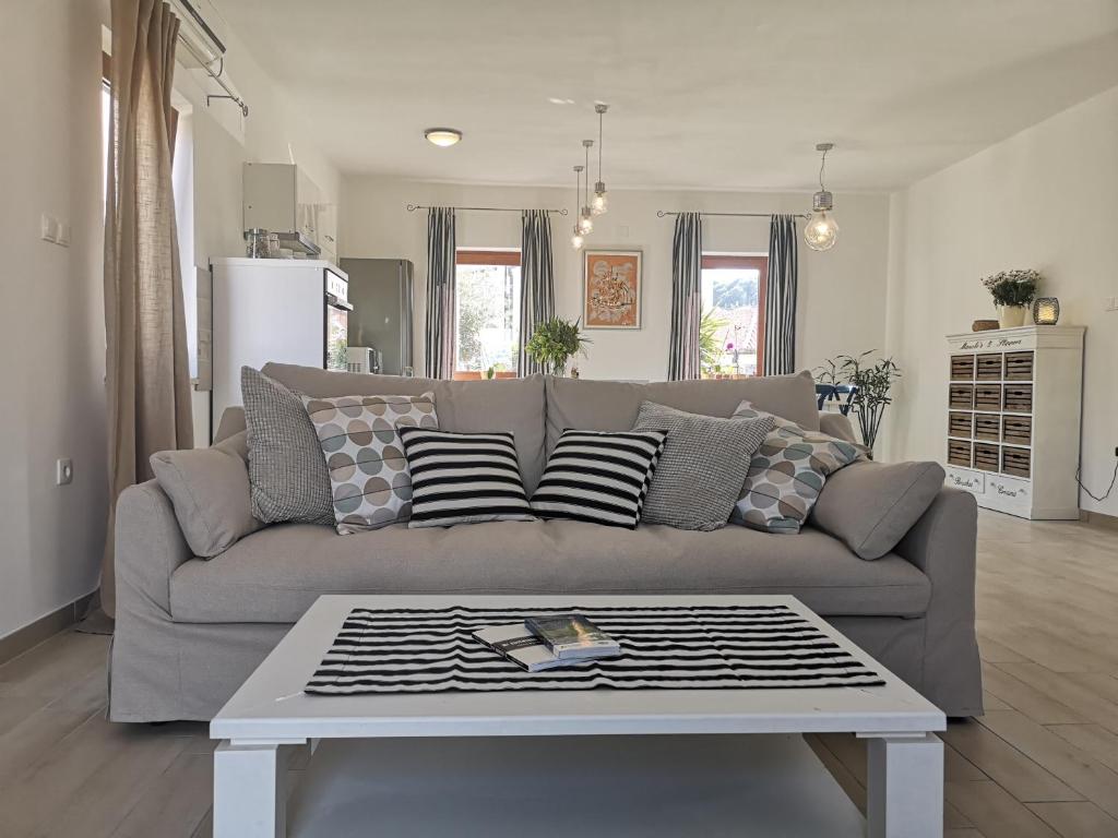 un soggiorno con divano e tavolo di Apartment Jujube-IQM Destination Quality a Mali Lošinj (Lussinpiccolo)