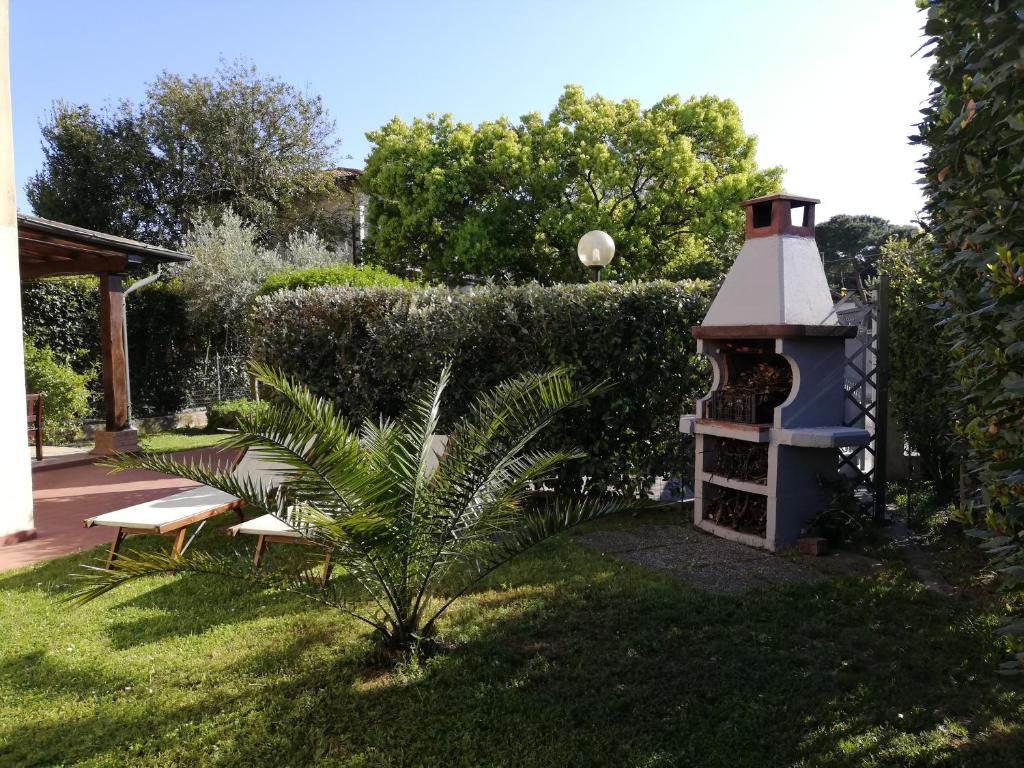 チンクアレにあるVilletta Marina Verde Cinqualeのベンチ付きの庭園