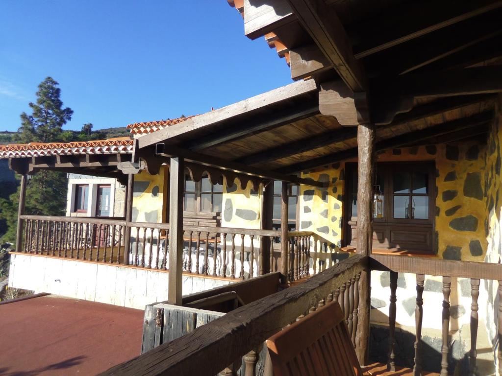 un porche de una casa con terraza de madera en Finca Wawa Tenerife en Guía de Isora