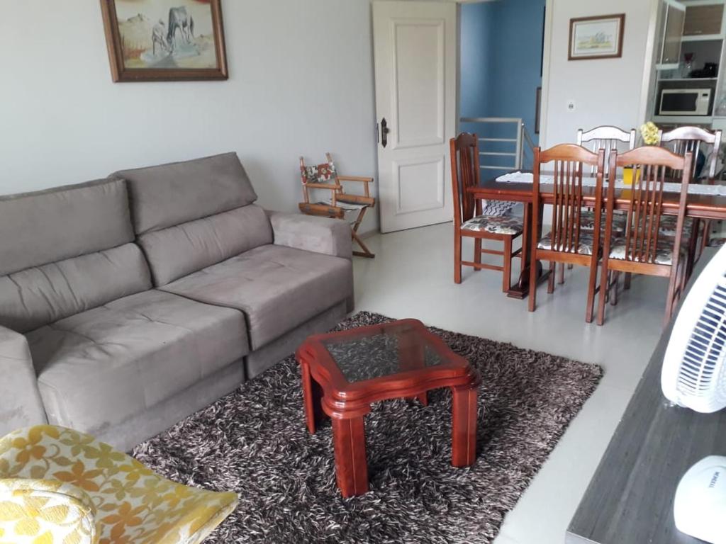 a living room with a couch and a table at Serra Gaúcha Uva e Vinho in Bento Gonçalves