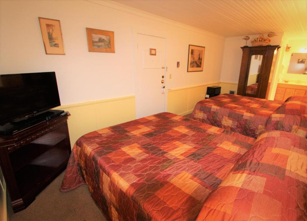 Alexander's Lodge - Standard Room With 2 Queen Beds, Room #4 (NO Pets)