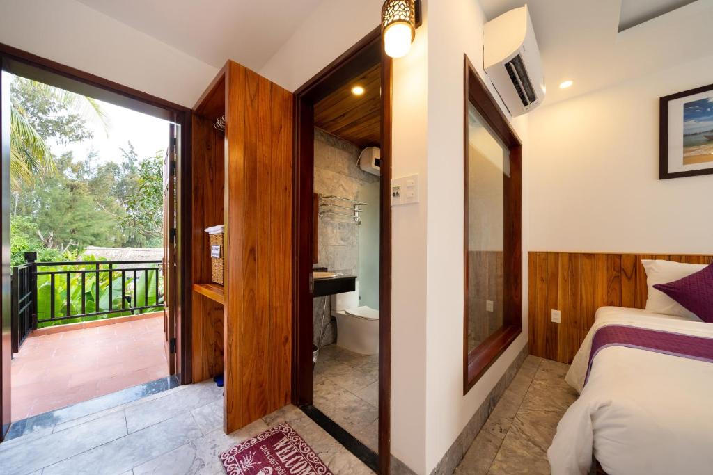 Rúm í herbergi á Lama Beach Villa