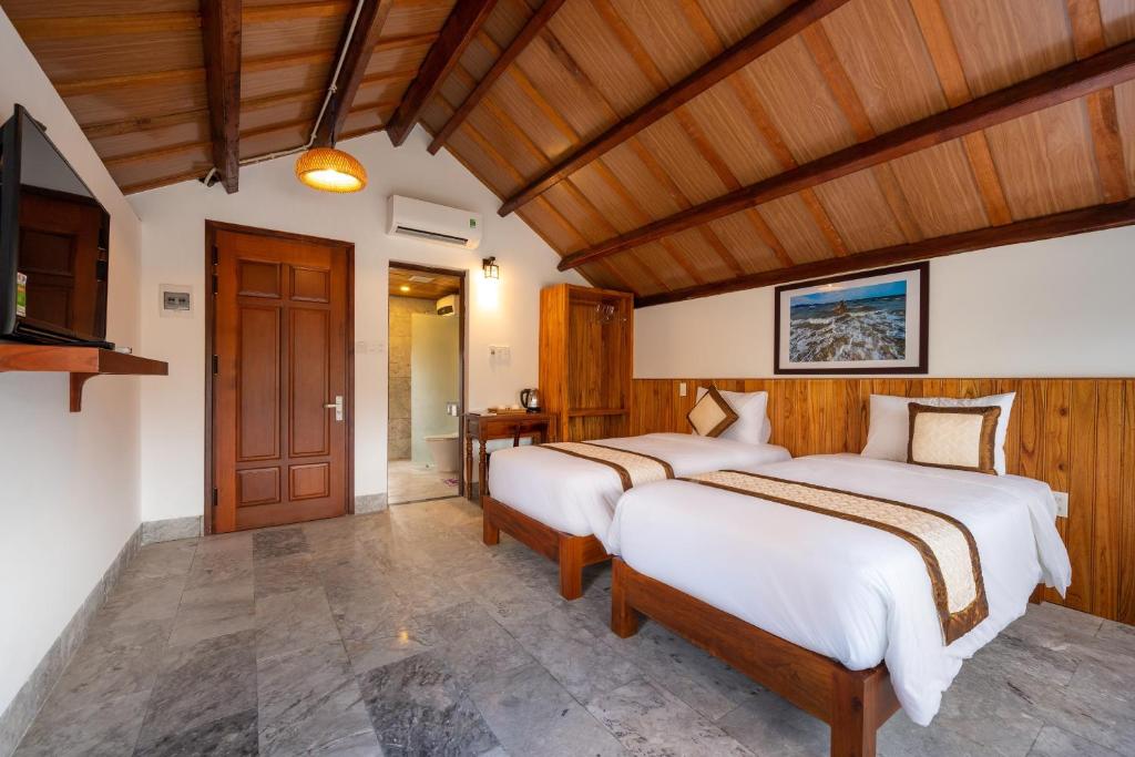 Rúm í herbergi á Lama Beach Villa