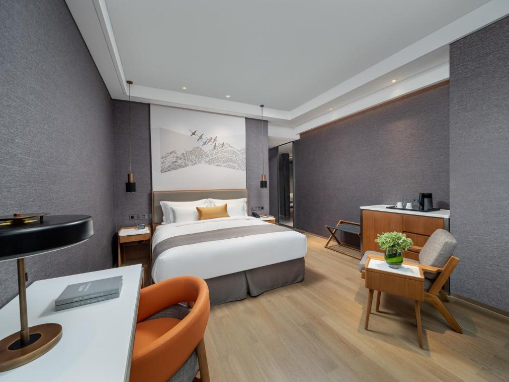 Postel nebo postele na pokoji v ubytování Genpla Hotel Shenzhen Nanshan