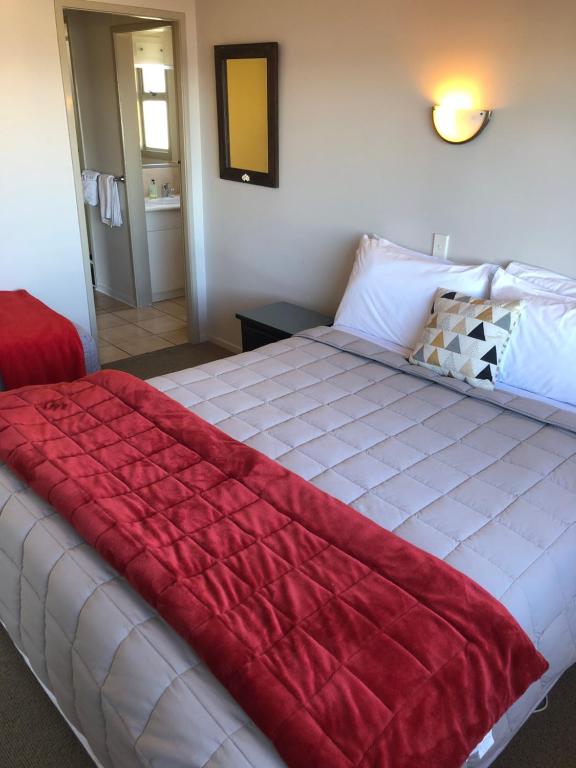 Postel nebo postele na pokoji v ubytování Absolute Lake View Motel