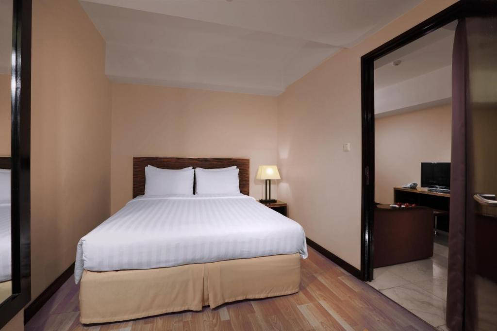 Tempat tidur dalam kamar di Grand Dafam Braga Bandung