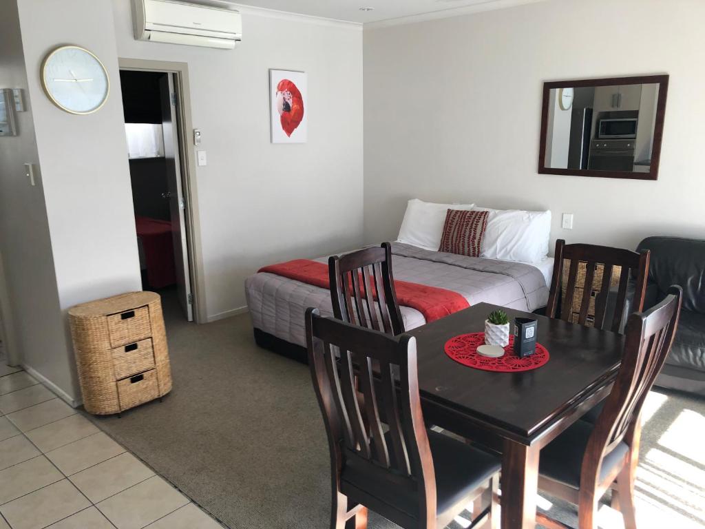 Postel nebo postele na pokoji v ubytování Absolute Lake View Motel