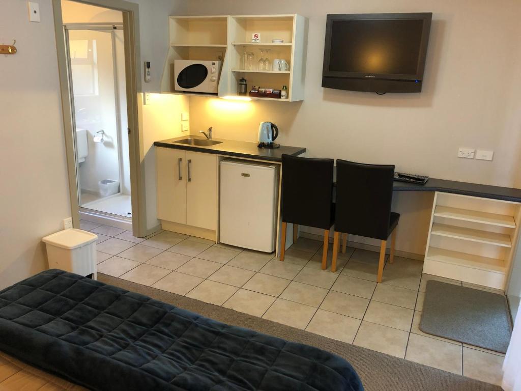 Kuchyň nebo kuchyňský kout v ubytování Absolute Lake View Motel