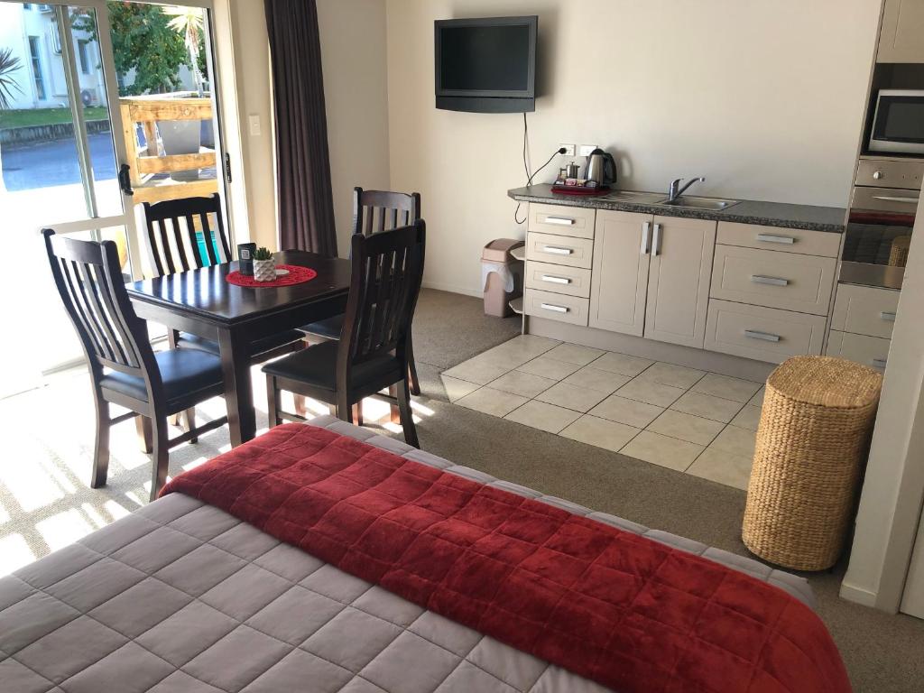 Kuchyň nebo kuchyňský kout v ubytování Absolute Lake View Motel