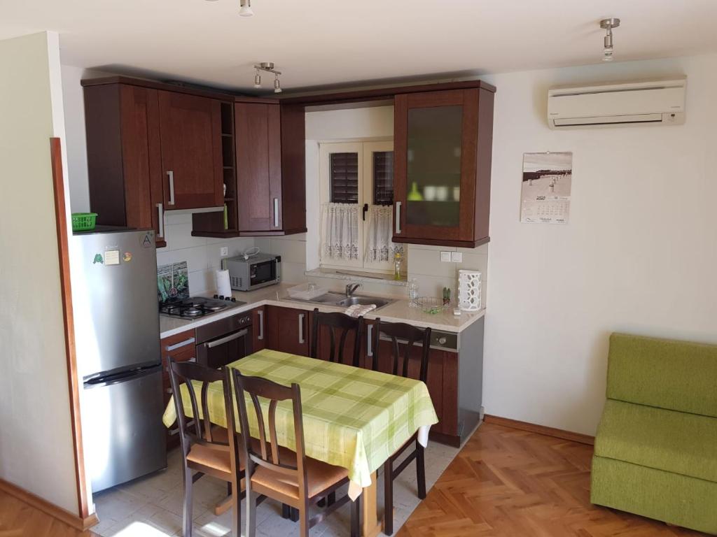 Kuchyňa alebo kuchynka v ubytovaní Apartments Ivana Diklo