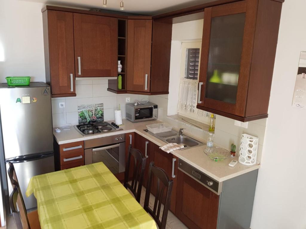 Kuchyňa alebo kuchynka v ubytovaní Apartments Ivana Diklo