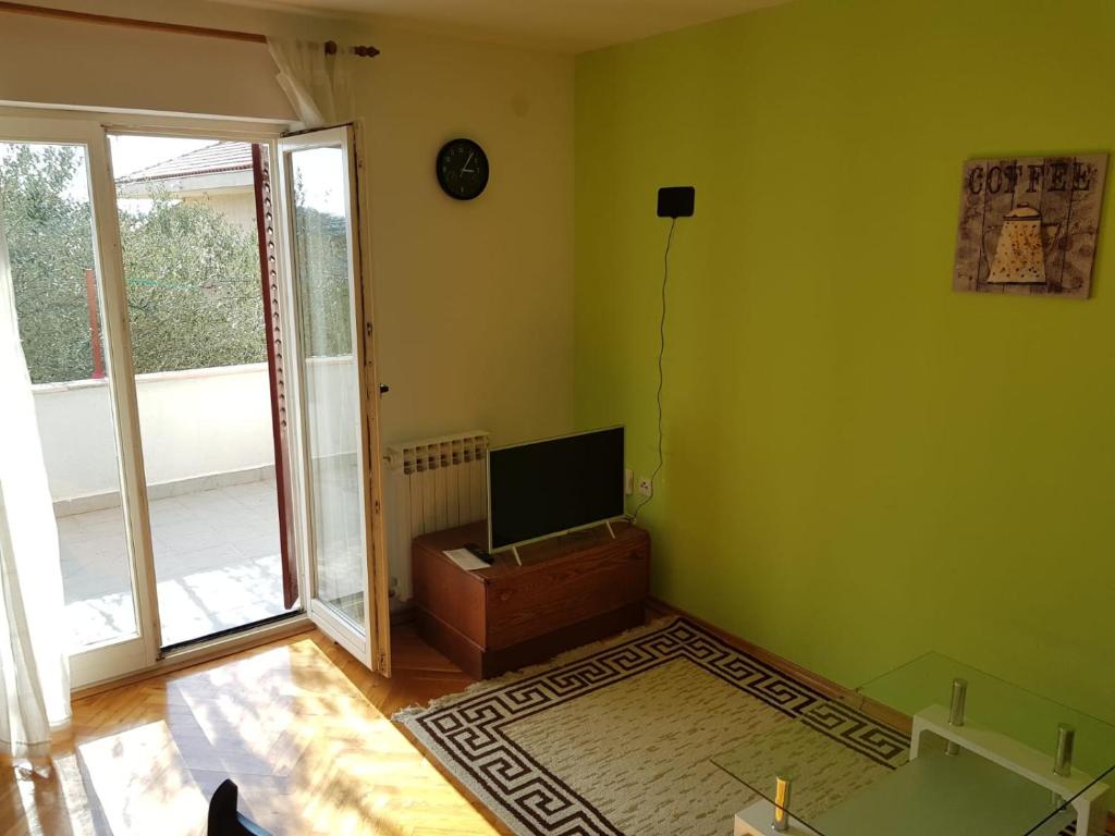 Televízia a/alebo spoločenská miestnosť v ubytovaní Apartments Ivana Diklo