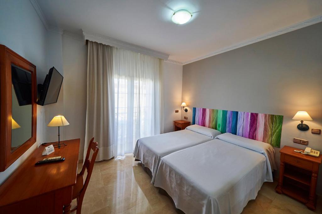 Postel nebo postele na pokoji v ubytování Hotel Bajamar Centro
