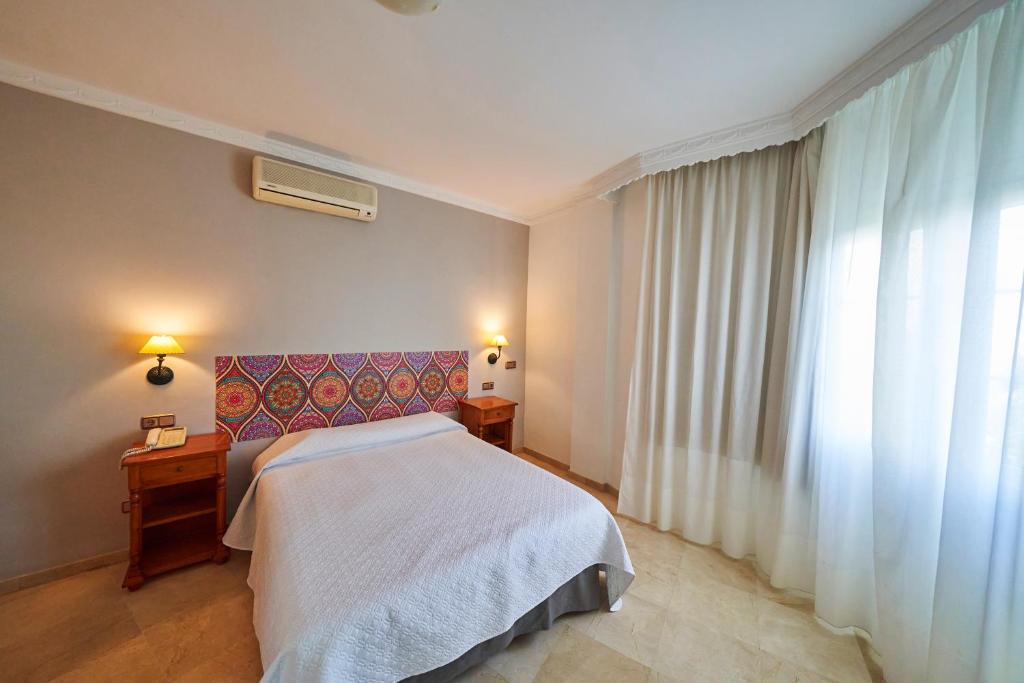 Postel nebo postele na pokoji v ubytování Hotel Bajamar Centro