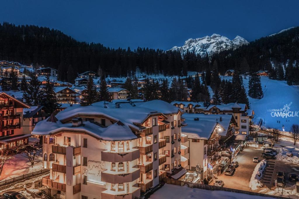 widok z góry na ośrodek w śniegu w obiekcie Sporthotel Romantic Plaza w Madonna di Campiglio