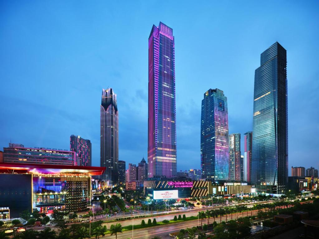 Crowne Plaza Nanning City Center, an IHG Hotel في نانينغ: أفق المدينة في الليل مع ناطحات السحاب الطويلة