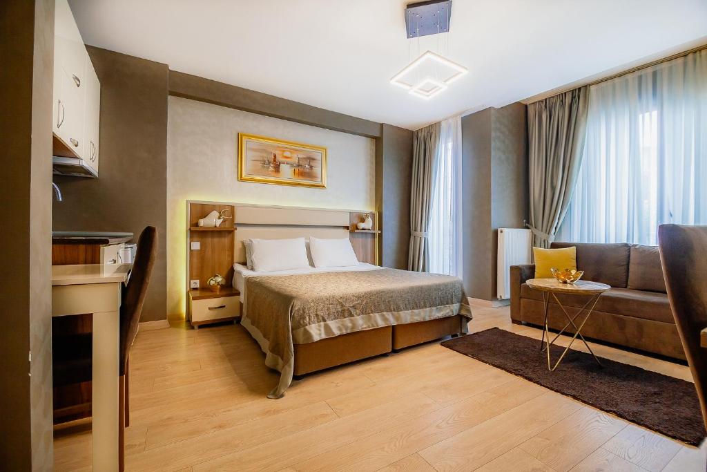 イスタンブールにあるKavalalı Suitesのベッドとソファ付きのホテルルーム