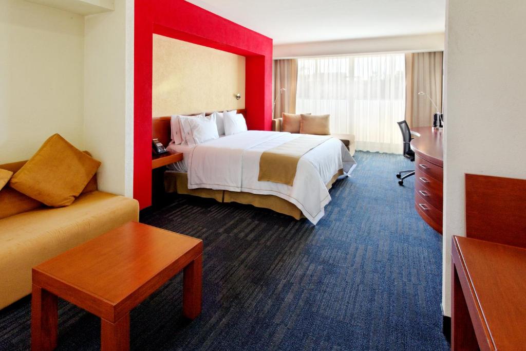 Säng eller sängar i ett rum på Holiday Inn Express Guadalajara Expo, an IHG Hotel
