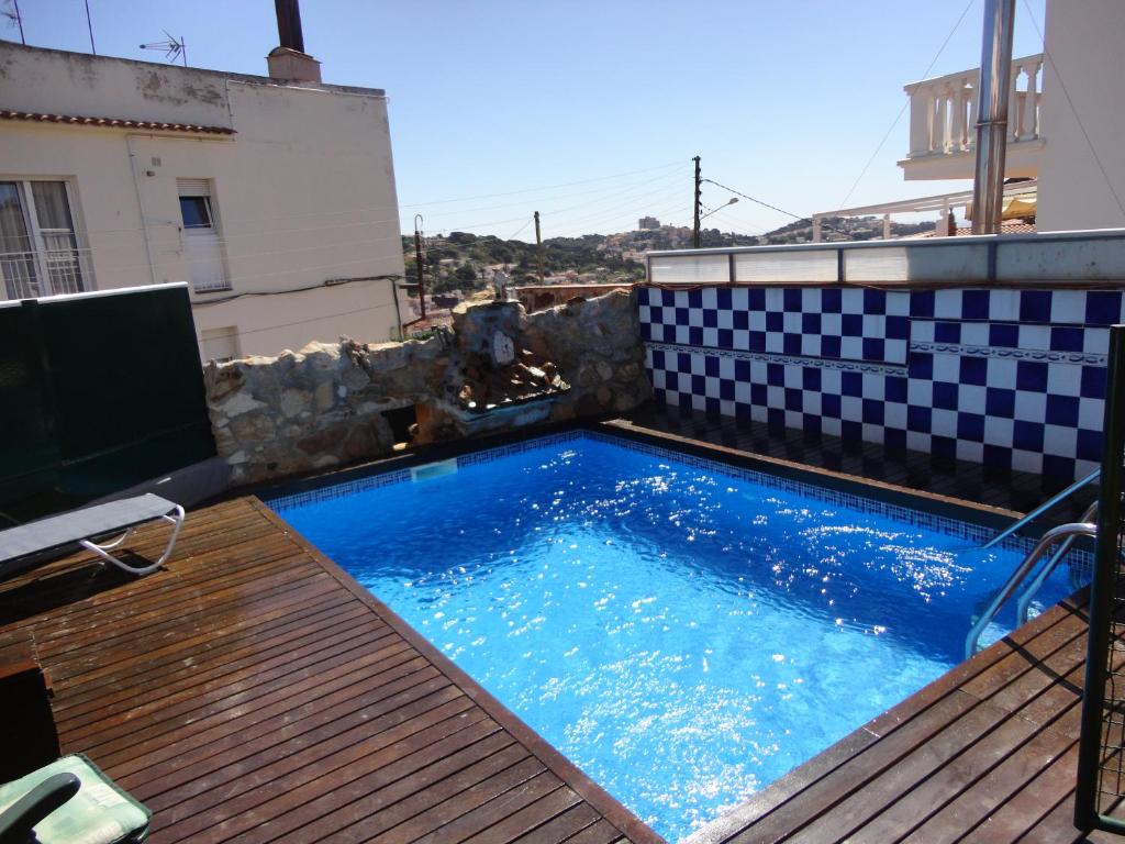 uma piscina no telhado de uma casa em Villa cecilia em Sant Feliu de Guíxols