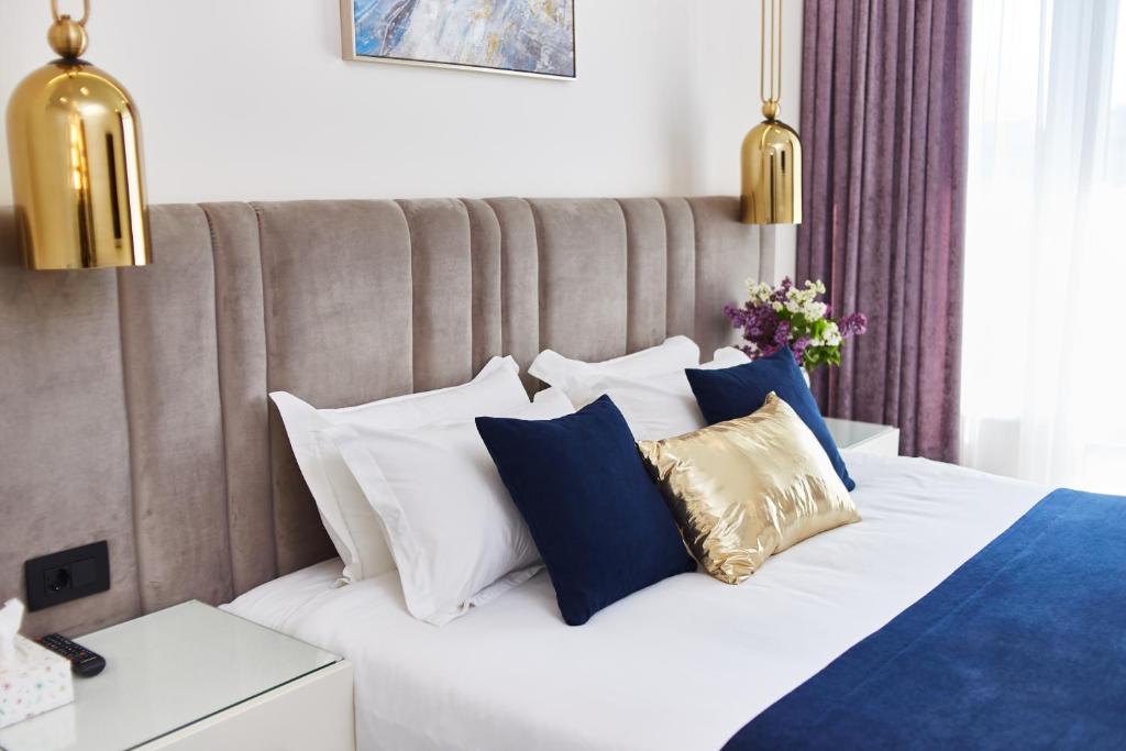 Postel nebo postele na pokoji v ubytování Jupiter Hotel
