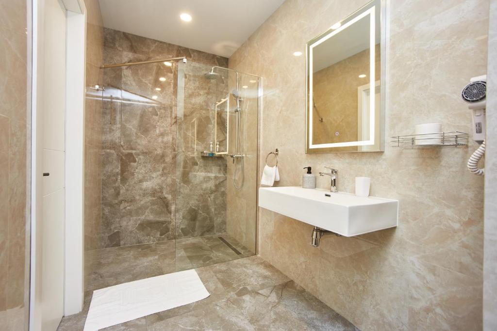 Koupelna v ubytování Jupiter Hotel