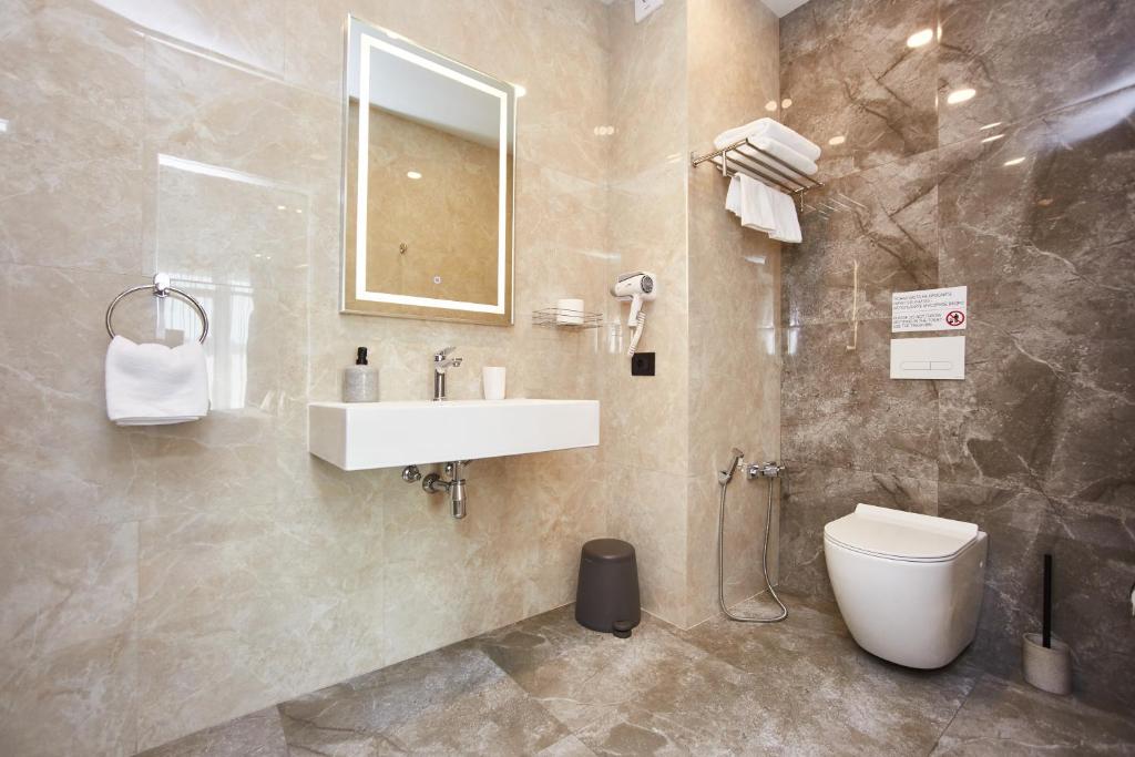 Koupelna v ubytování Jupiter Hotel